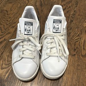 ADIDAS STAN SMITH SNEAKERS IN WHITE AND NAVY — pre loved size 6 woman/4.5 mens